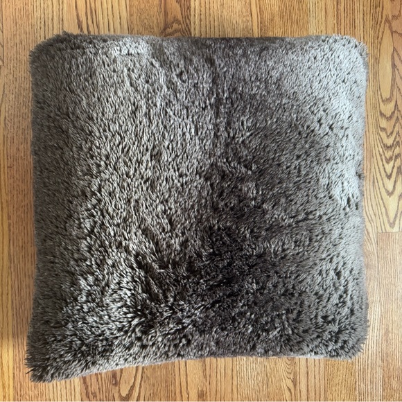 Restoration Hardware 20x20” plush faux fur throw pillowcase & pillow insert. 🤎 - Picture 2 of 4